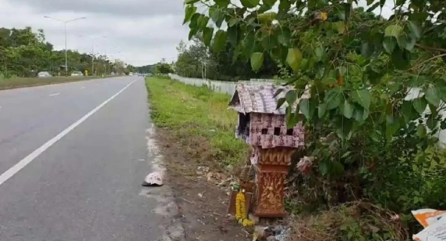 Lottery spirit Gamo abducted in Rayong along with shrine and tree