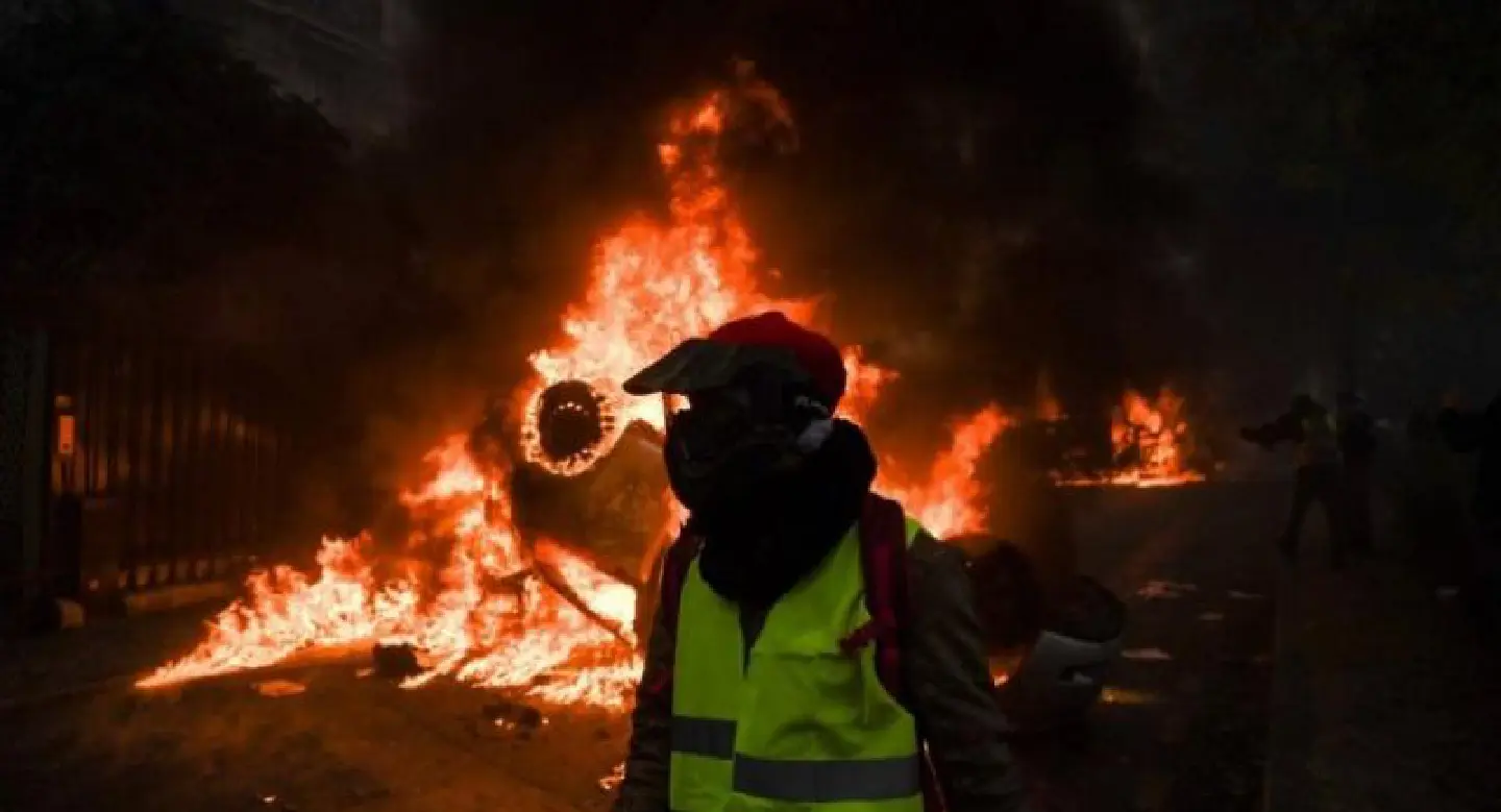 Violent clashes in Paris as anti-Macron protesters return Violent clashes in Paris as anti-Macron protesters return