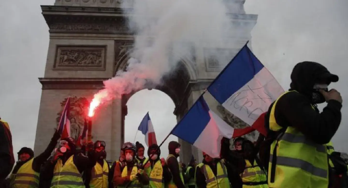 Macron to hold crisis meeting after anti-government riots Macron to hold crisis meeting after anti-government riots