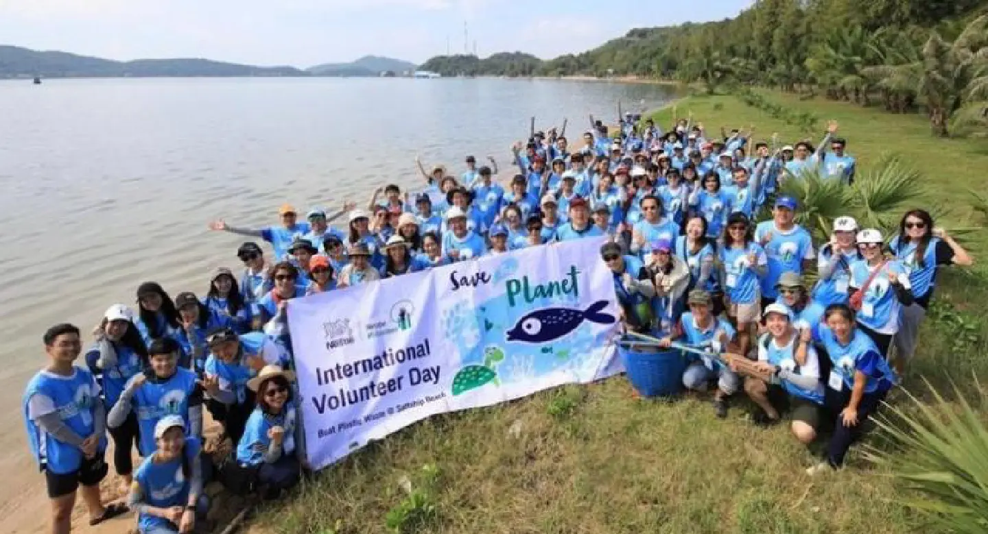 Nestlé employees clean beach on World Volunteer Day Nestlé employees clean beach on World Volunteer Day