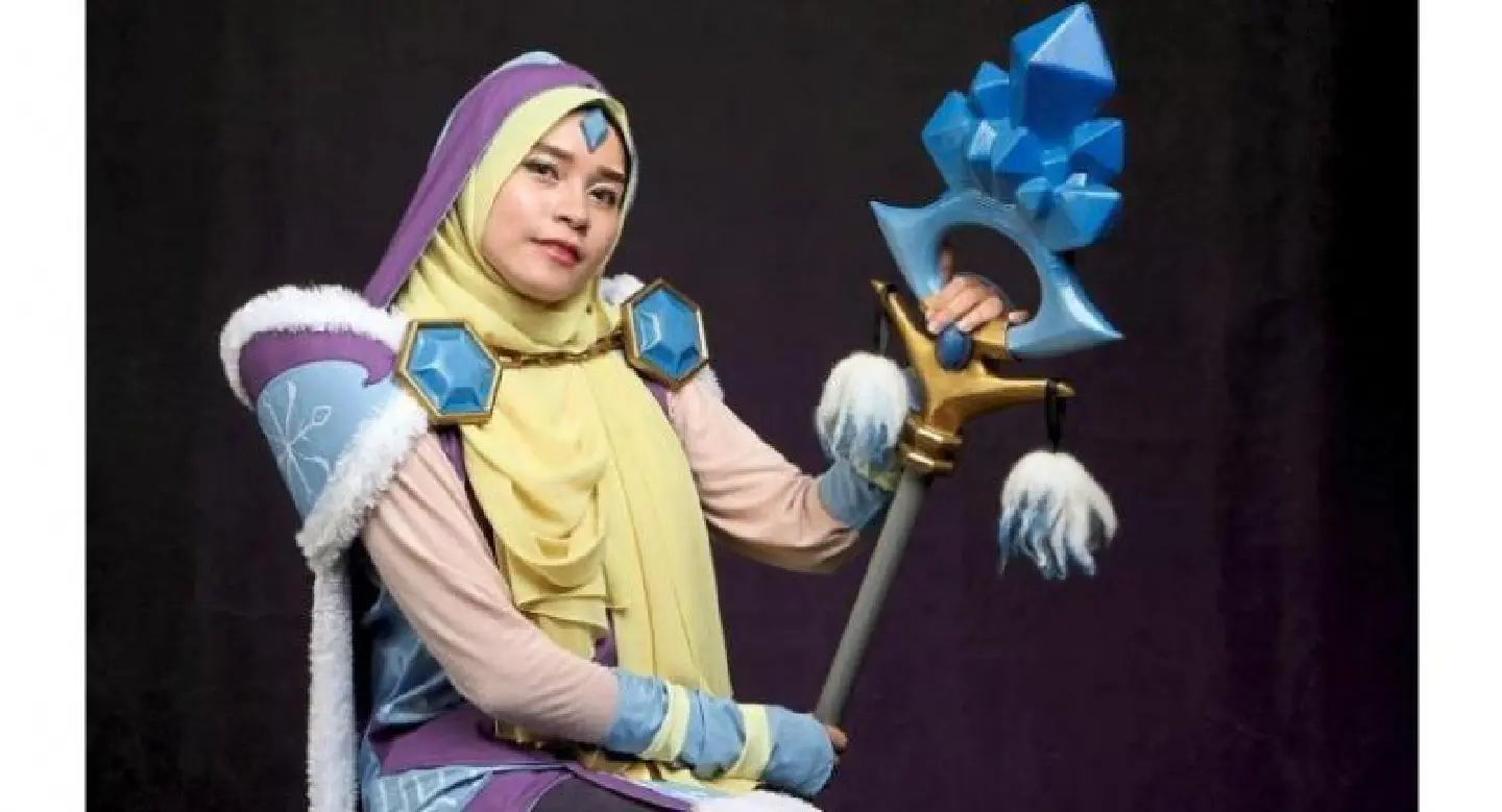 Malaysian cosplayer works hijab into her stunning outfits