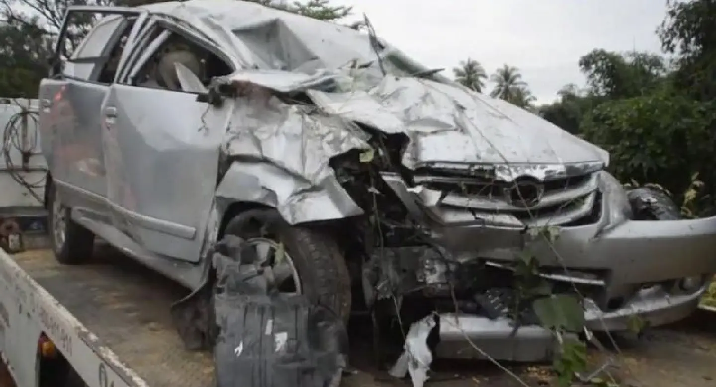Two dead, six injured as cargo container crashes into MPV in Loei Two dead, six injured as cargo container crashes into MPV in Loei