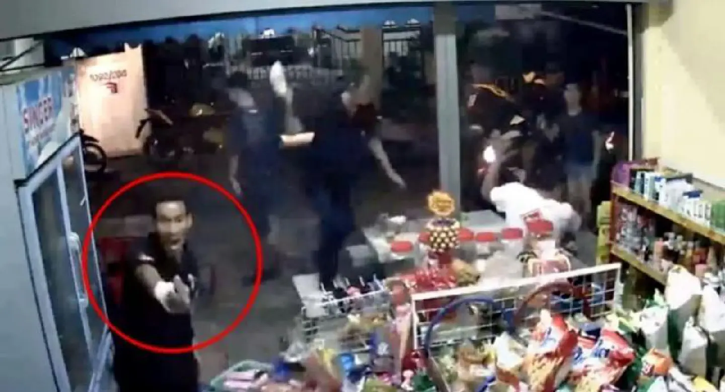 Manhunt launched after Samut Sakhon grocery store drinkers attacked by four men Manhunt launched after Samut Sakhon grocery store drinkers attacked by four men