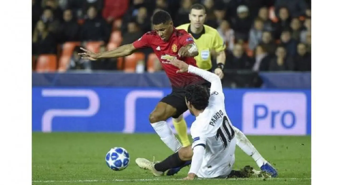 Manchester United through as runners-up after limp defeat to Valencia Manchester United through as runners-up after limp defeat to Valencia