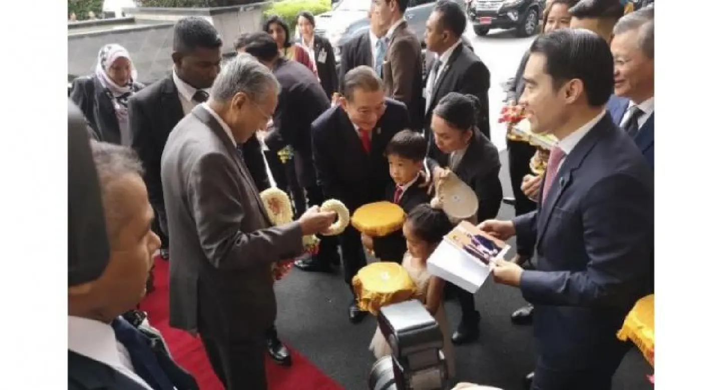 Mahathir arrives on second visit to Thailand in three months