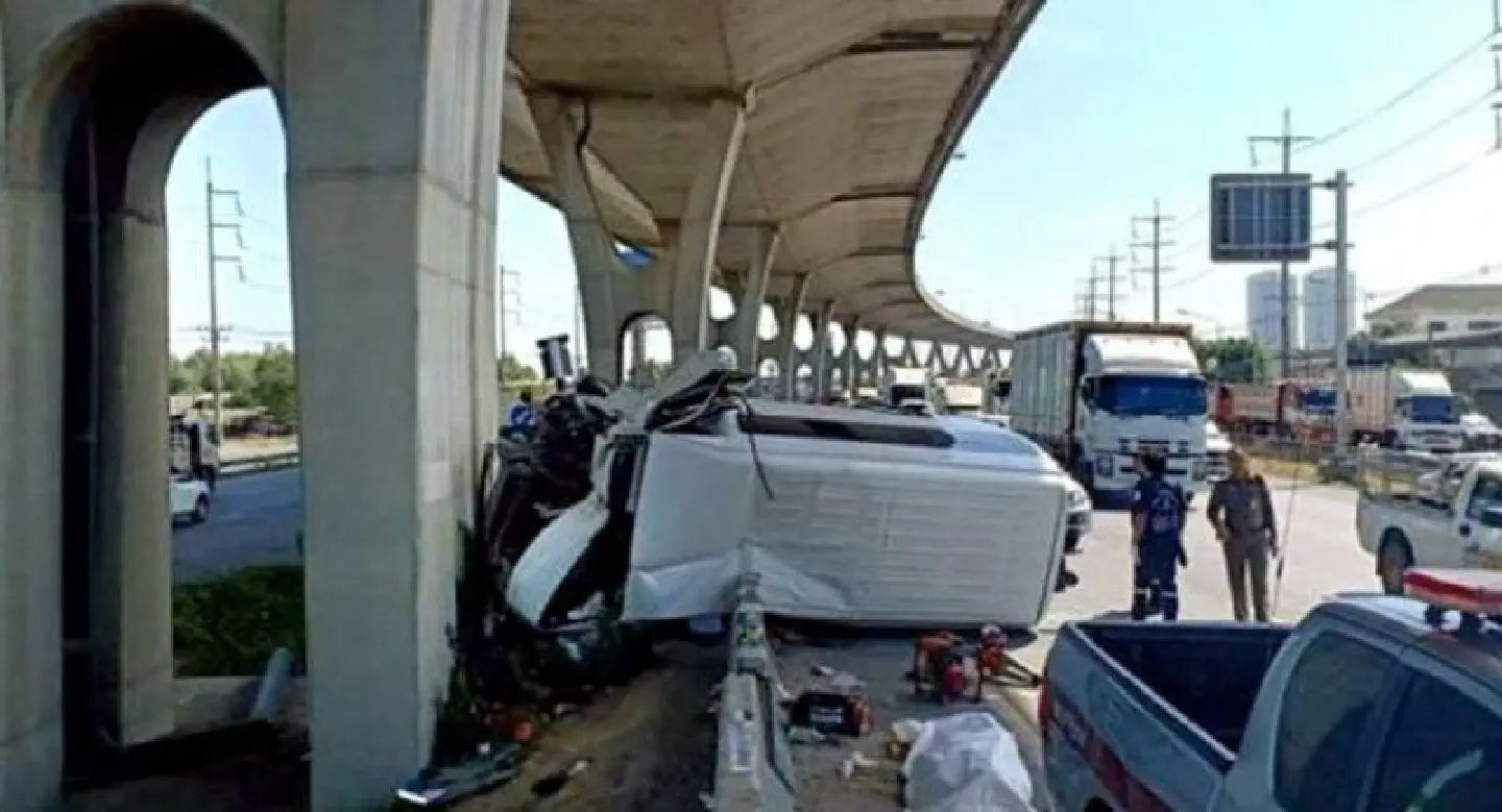Van driver killed, eight Korean tourists among injured in Chachoengsao accident Van driver killed, eight Korean tourists among injured in Chachoengsao accident