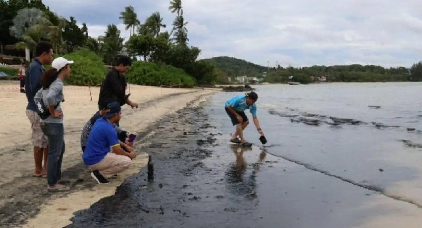 Oil pollutes Phuket beach Oil pollutes Phuket beach