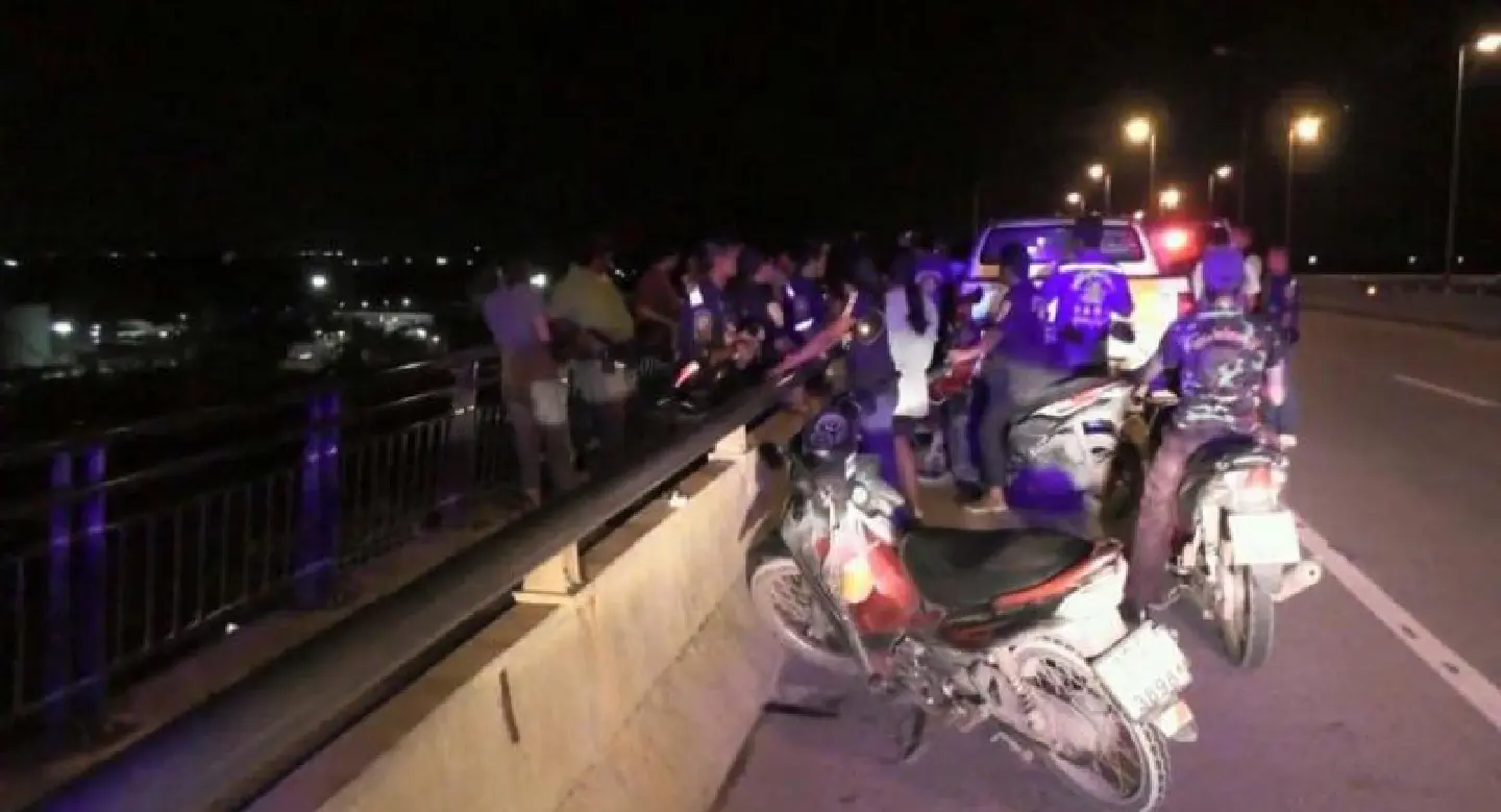 Surat Thani governor helps rescue suicidal man