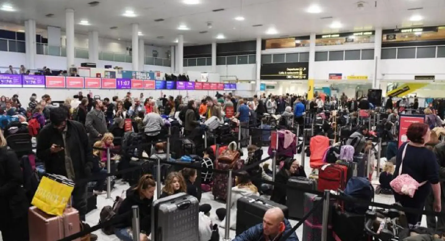 Urgent : Police consider shooting down drone after London airport shutdown Urgent : Police consider shooting down drone after London airport shutdown