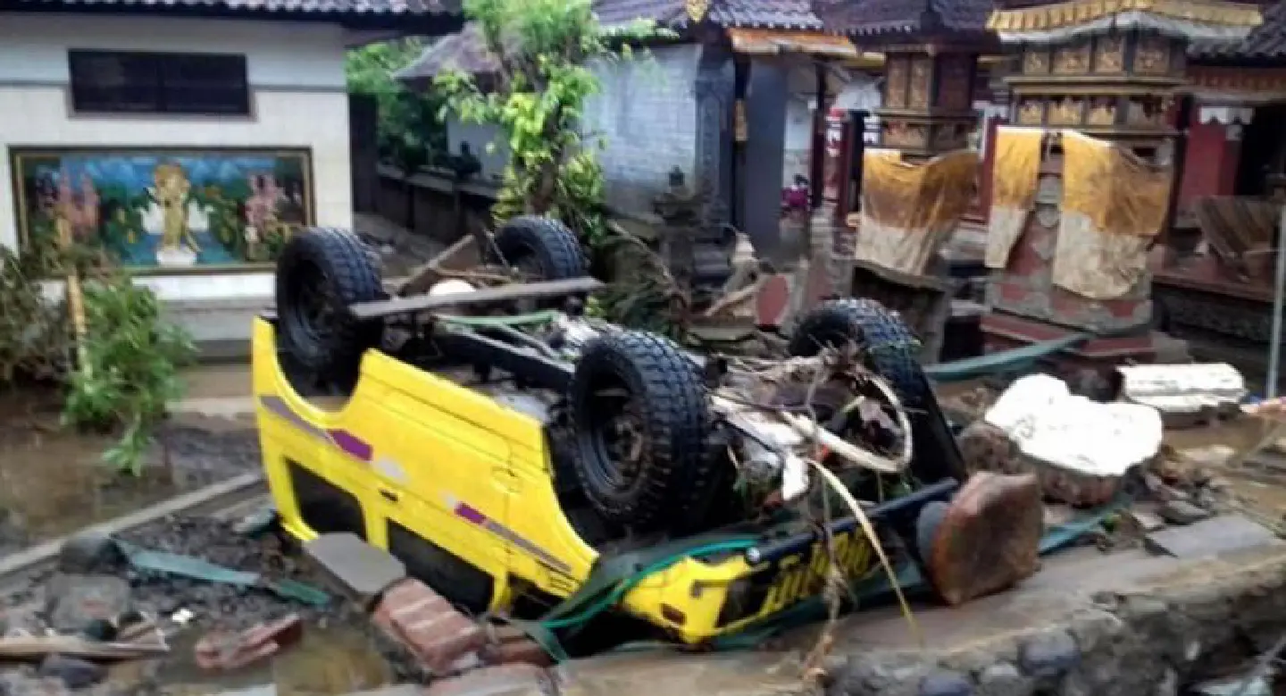 'Volcano' tsunami kills at least 43 in Indonesia (Photos)