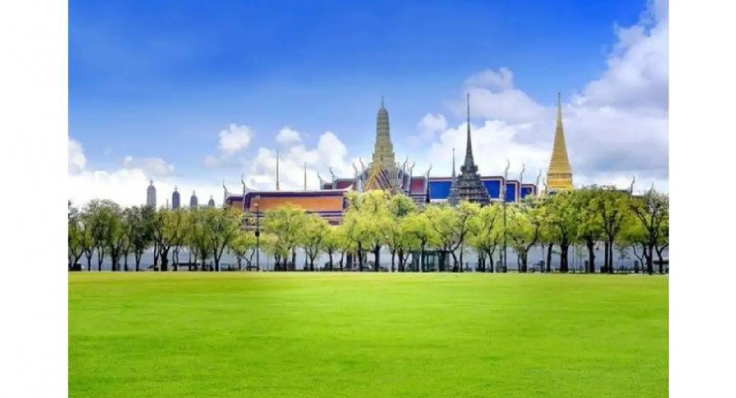 Discover the beautiful city, seaside and hilltop palaces of Thailand