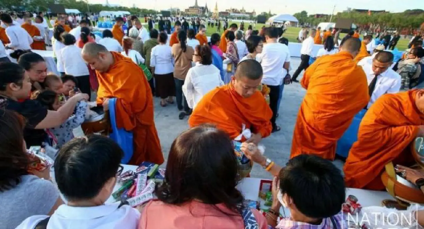 Thais turn out to offer alms to monks as 2019 begins Thais turn out to offer alms to monks as 2019 begins