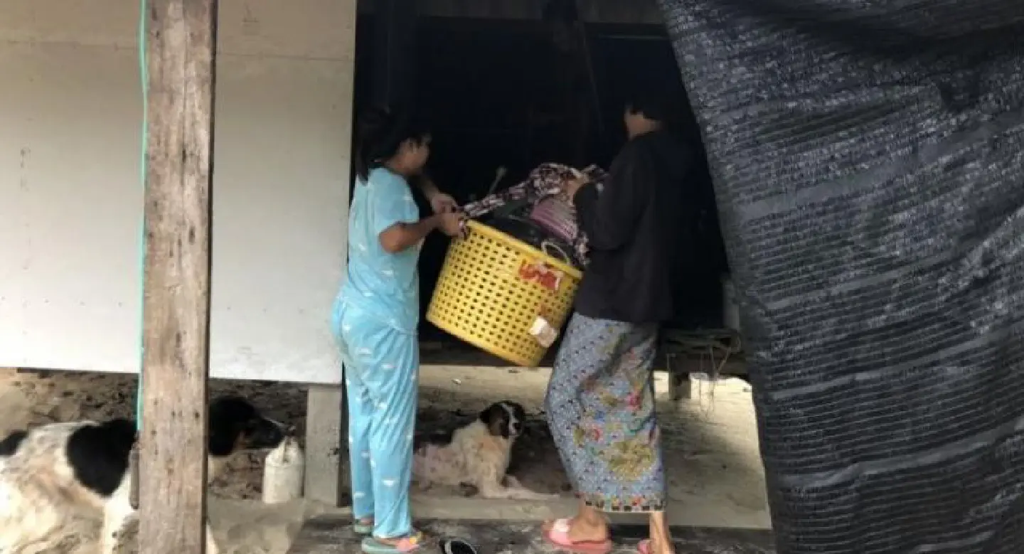 Villagers in Songkhla move to high ground ahead of Pabuk Villagers in Songkhla move to high ground ahead of Pabuk