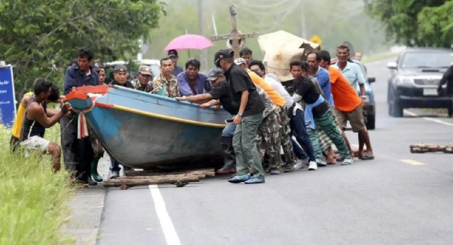Thousands flee as Pabuk blows in Thousands flee as Pabuk blows in