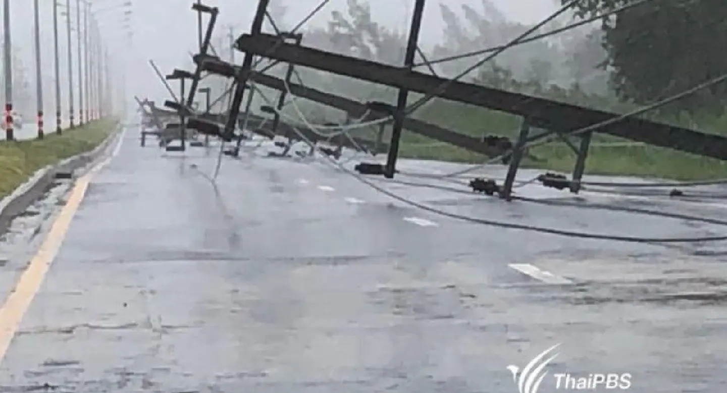 Pabuk's outer bands hits Pak Panang district Pabuk's outer bands hits Pak Panang district