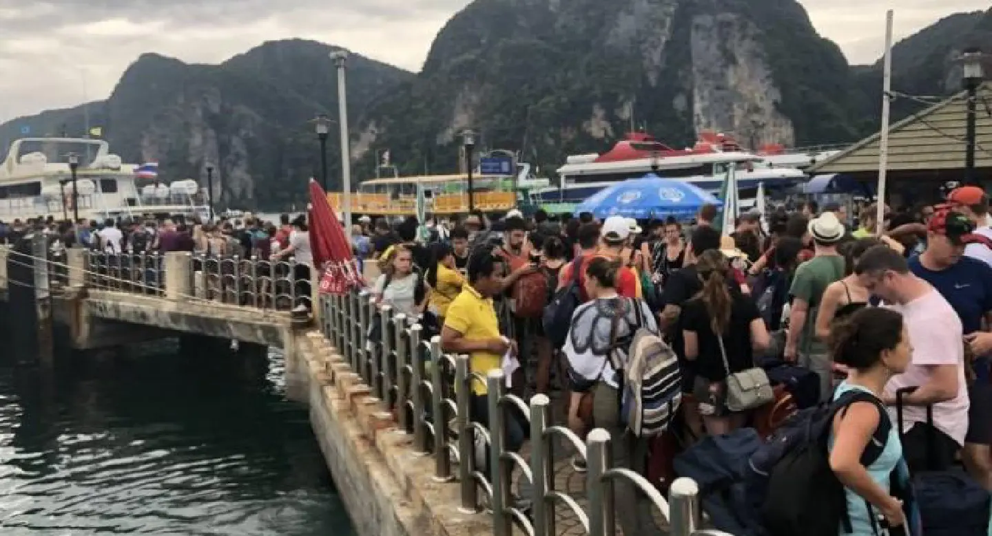 About 2,000 Koh Phi Phi tourists move to Krabi mainland About 2,000 Koh Phi Phi tourists move to Krabi mainland