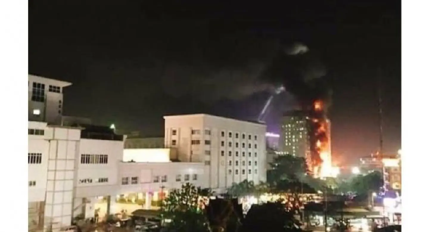 Poipet casino in flames, gamblers evacuated through thick smoke Poipet casino in flames, gamblers evacuated through thick smoke