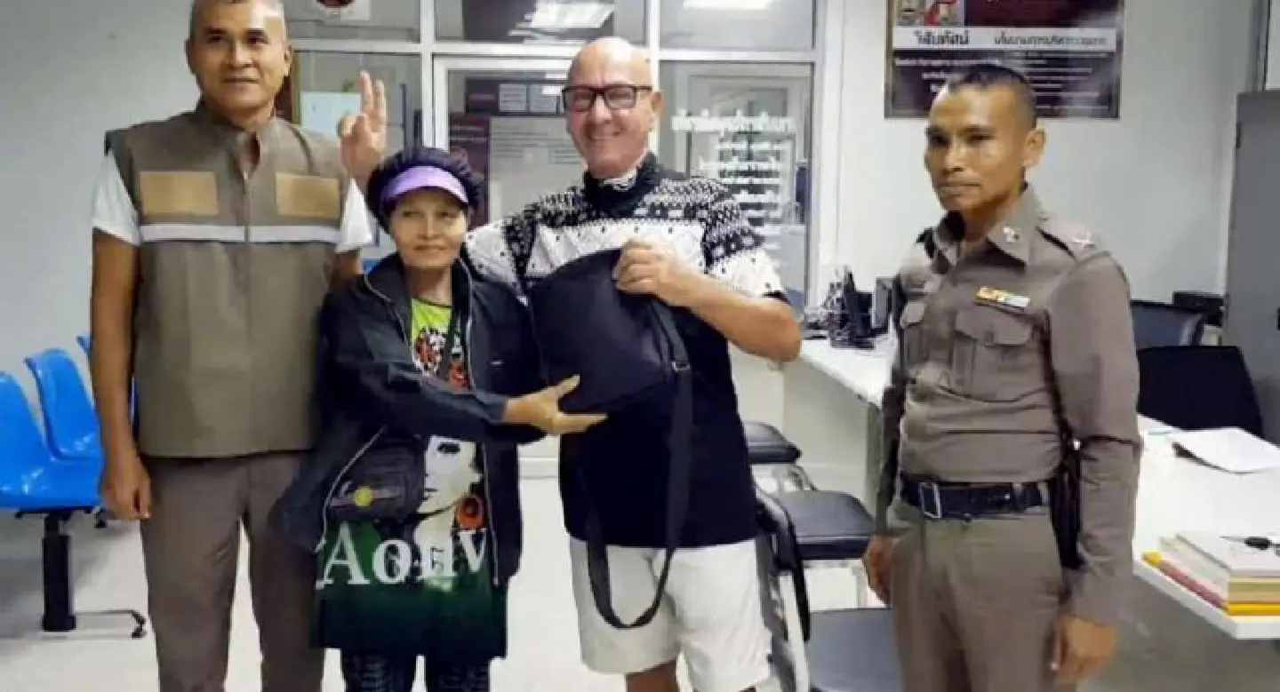 Chumphon shop owner returns bag with passport, 500 euros to Italian tourist Chumphon shop owner returns bag with passport, 500 euros to Italian tourist