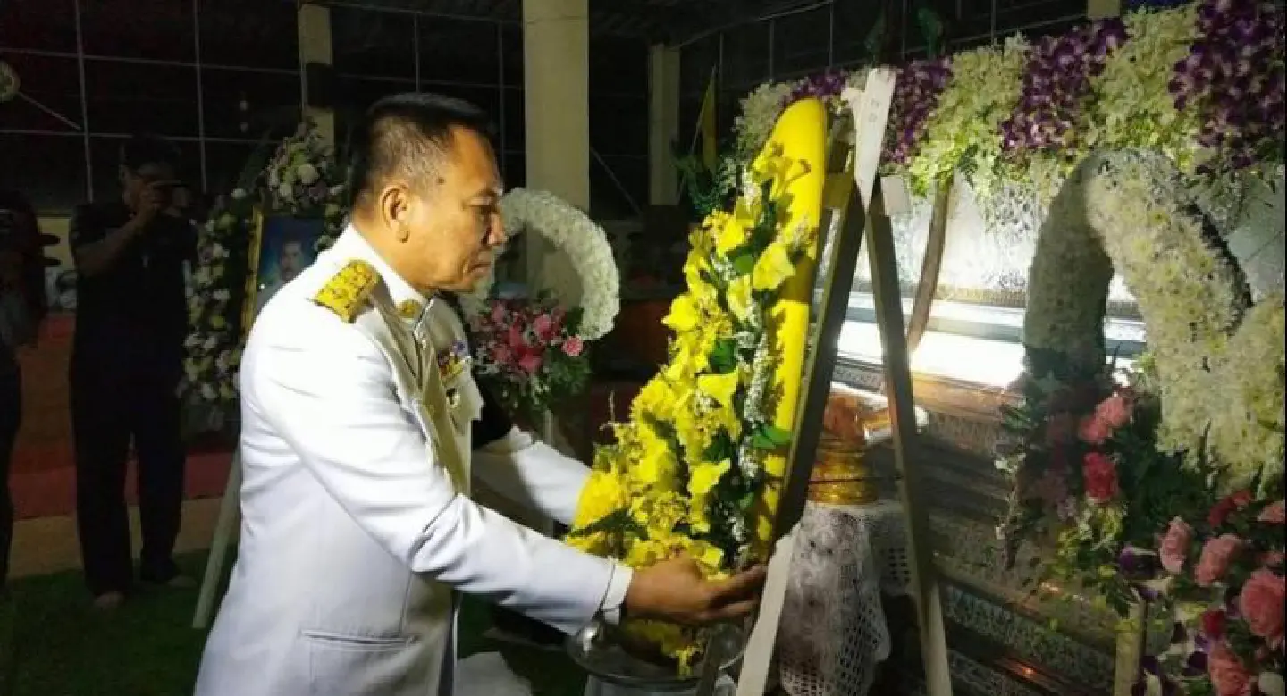 His Majesty sends wreath to teacher slain in Songkhla His Majesty sends wreath to teacher slain in Songkhla