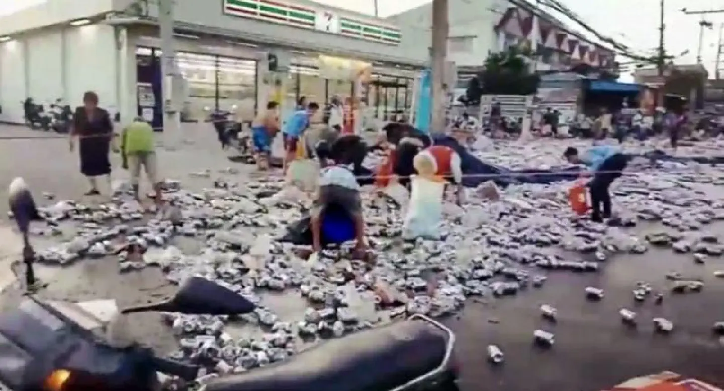 ‘80,000 beer cans missing’ after truck accident ‘80,000 beer cans missing’ after truck accident