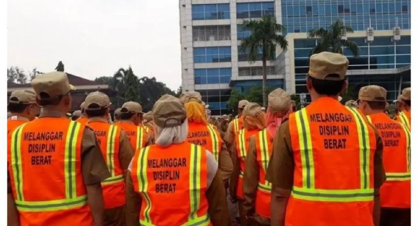 'Indisciplined' Bekasi public servants wear vests as social punishment 'Indisciplined' Bekasi public servants wear vests as social punishment