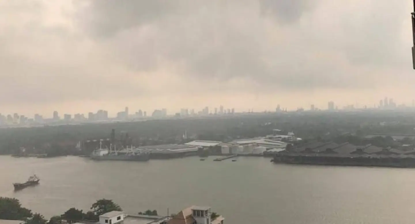 Rain makes small dent in still-unsafe Bangkok air Rain makes small dent in still-unsafe Bangkok air