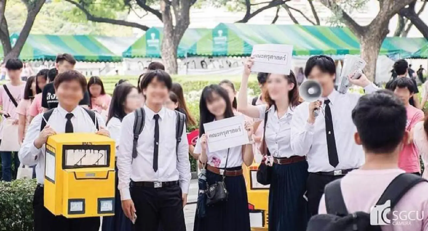Chula reviews student’s right to wear female clothes
