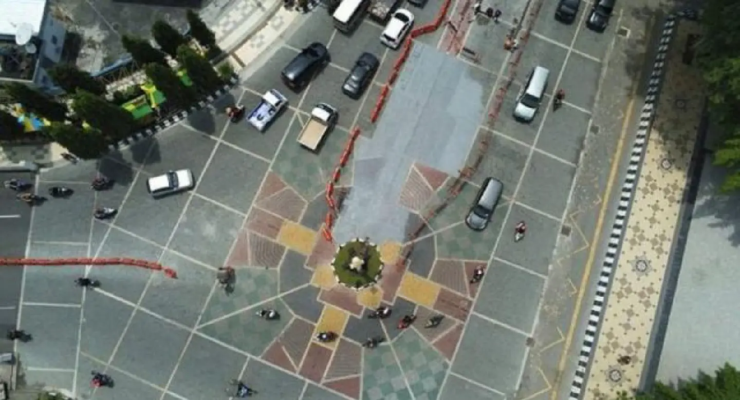 Surakarta to cover cross-shaped road mosaic with paint after complaints from Muslim groups Surakarta to cover cross-shaped road mosaic with paint after complaints from Muslim groups