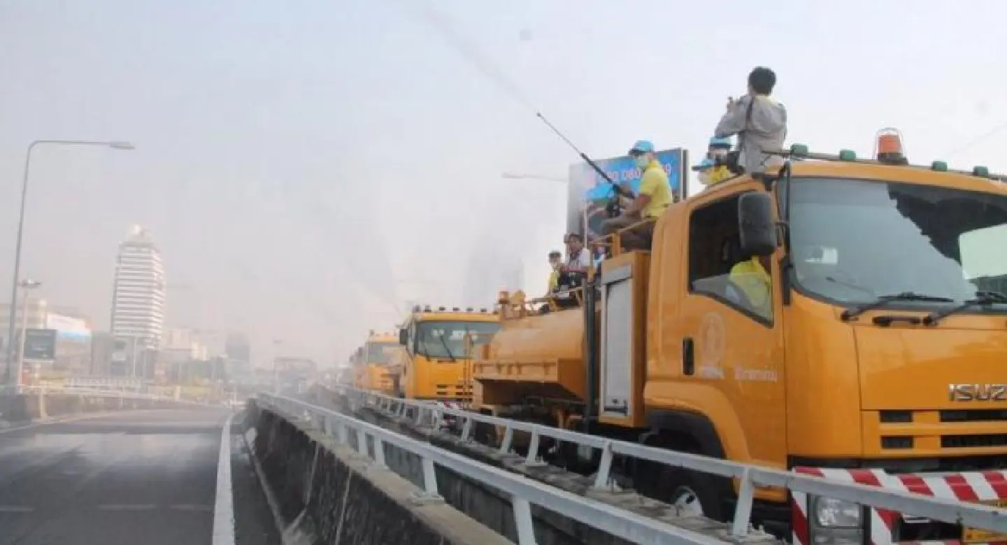 Police get the hoses out to tackle pollution Police get the hoses out to tackle pollution
