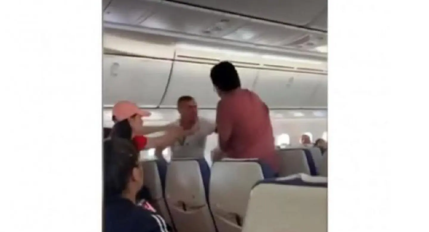 Scoot flight from Gold Coast to Singapore diverted to Sydney after unruly man punches fellow passeng