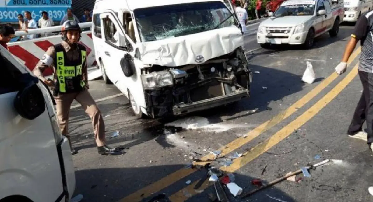 12 vehicles in Patong bus crash 12 vehicles in Patong bus crash