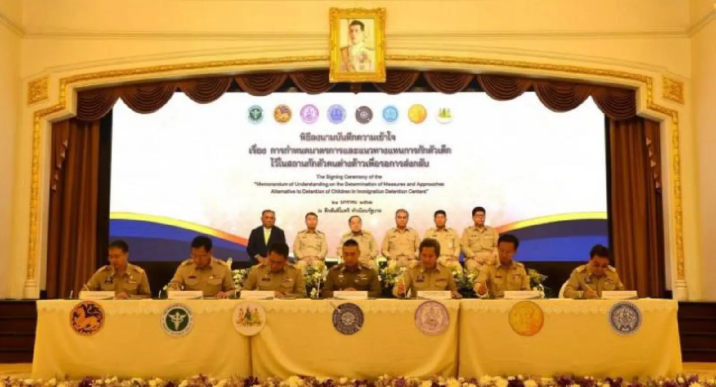 Govt agrees to stop holding migrant minors