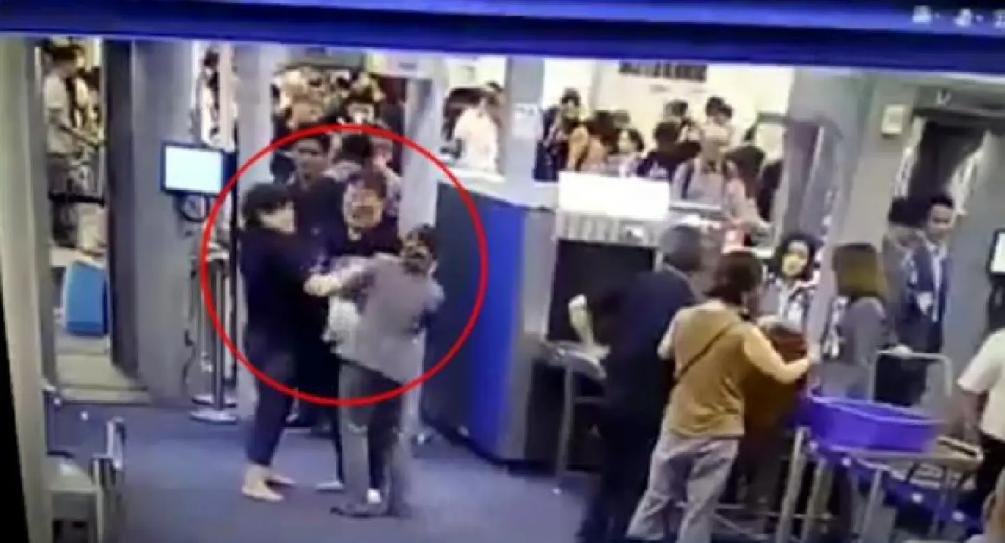 Slapped Suvarnabhumi security worker praised for protecting airport’s image by showing restraint Slapped Suvarnabhumi security worker praised for protecting airport’s image by showing restraint