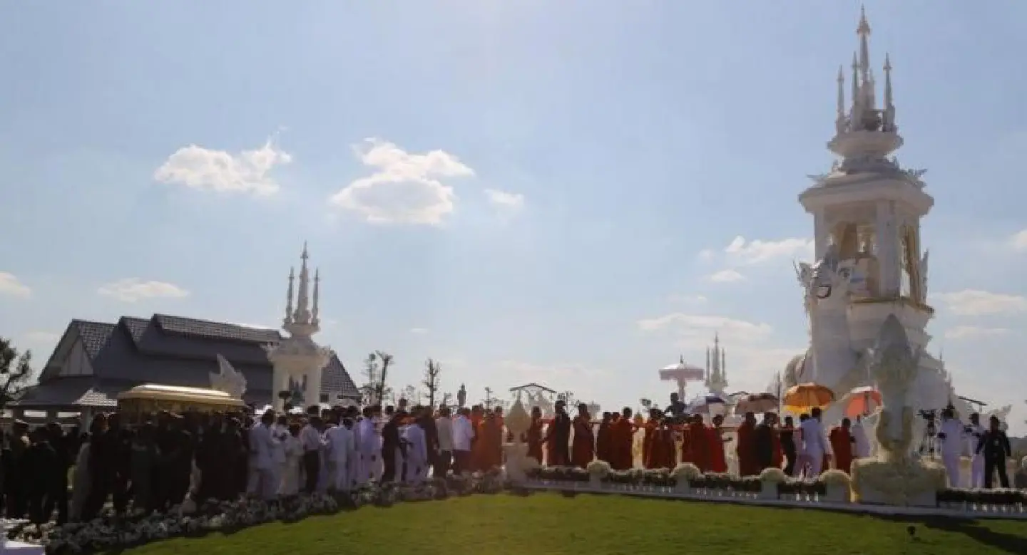 Governor calls for peace as Luang Phor Koon’s ashes are scattered on Mekong Governor calls for peace as Luang Phor Koon’s ashes are scattered on Mekong