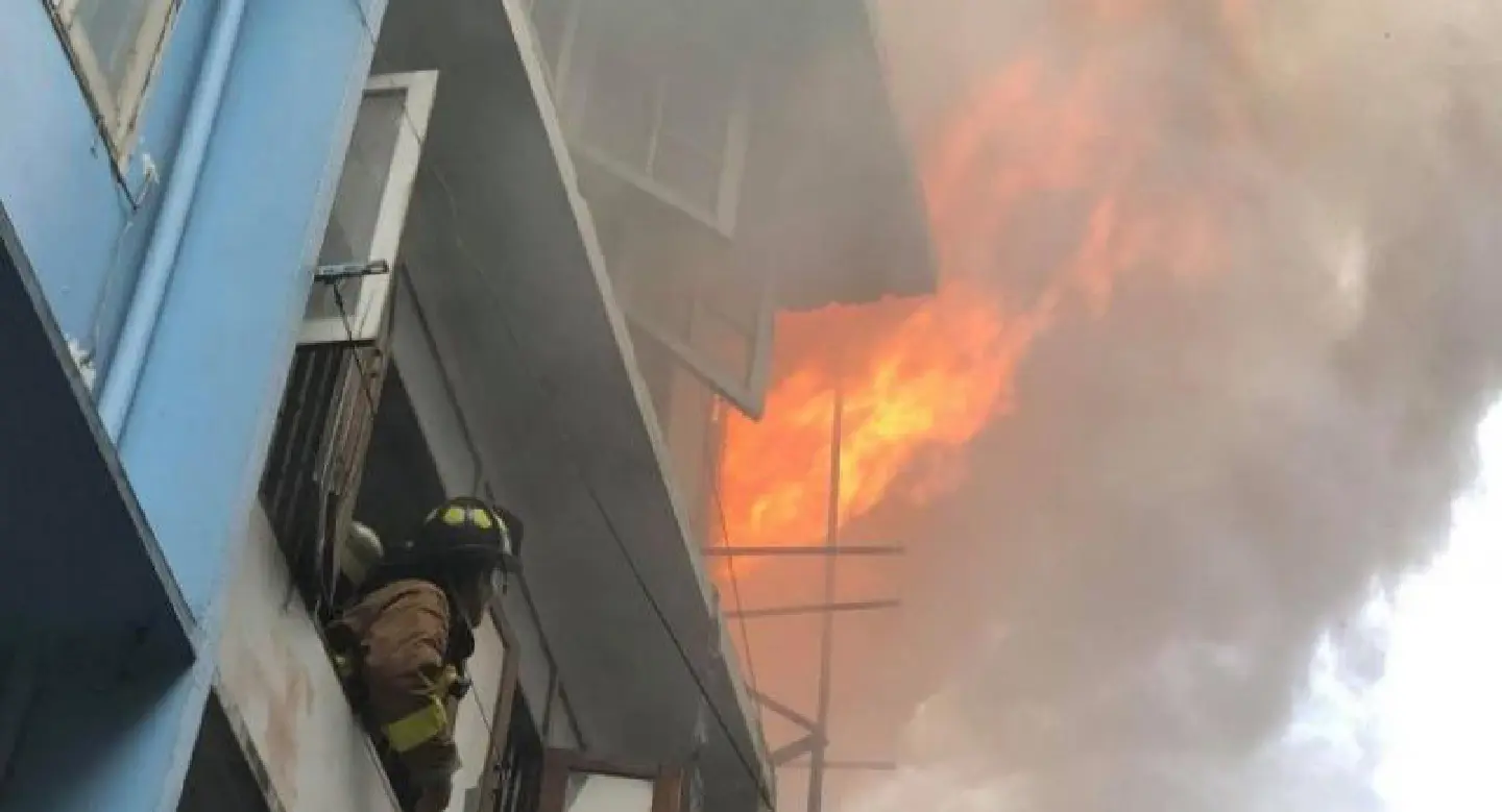 Fire hits shophouse in Yaowarat area Fire hits shophouse in Yaowarat area