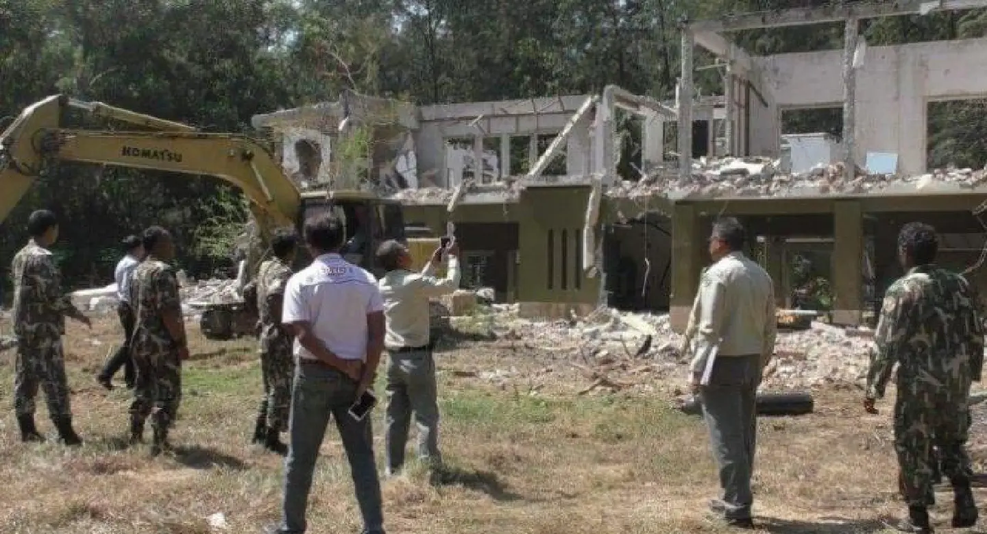Illegal Chao Mai hotel demolition begins