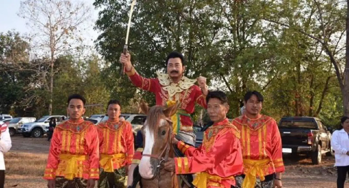 Pheu Thai ‘warrior’ candidate arrives for registration on horseback 