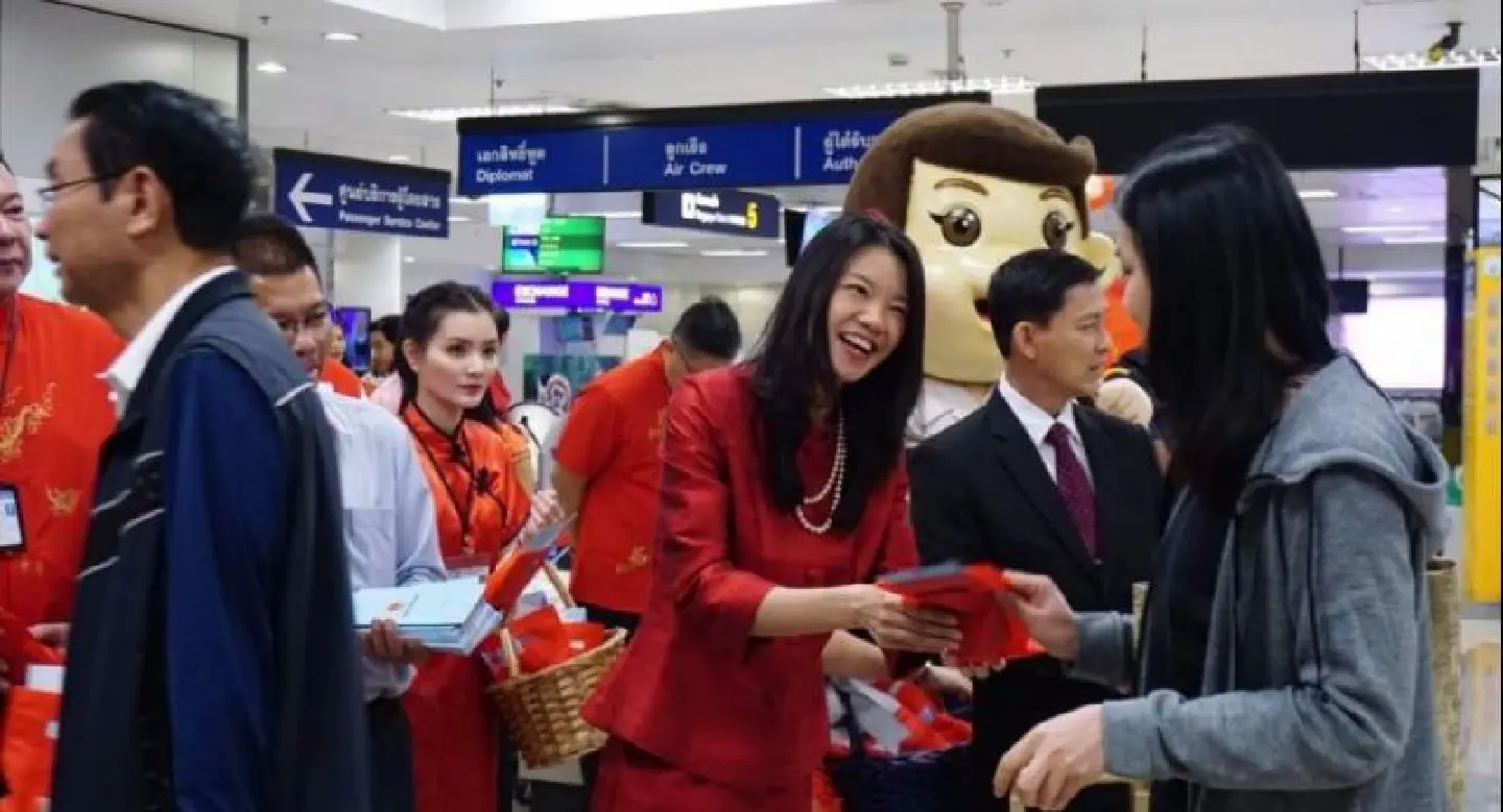 Auspicious oranges welcome Chinese tourists at Chiang Mai airport Auspicious oranges welcome Chinese tourists at Chiang Mai airport