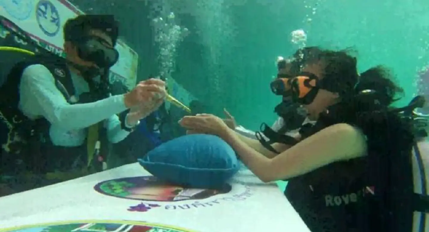 Three foreign couples among 17 taking the plunge during Trang’s underwater wedding 