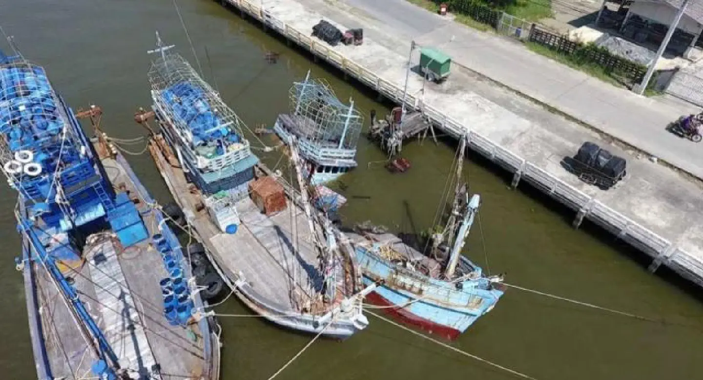 Fishermen call for official help in removing sunken trawlers from Pak Phanang River