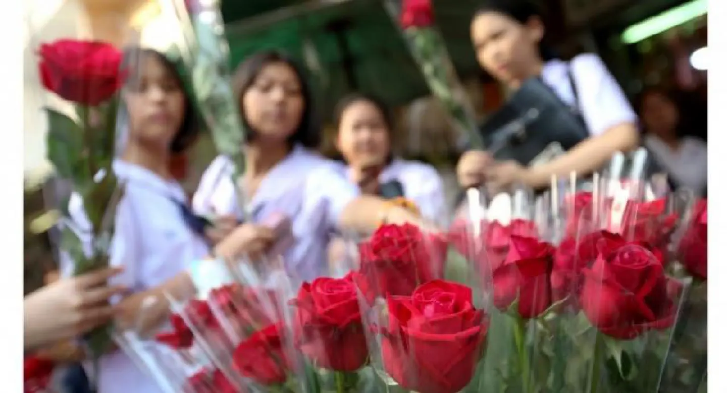 Lovers switch to single roses from bouquets after jump in Valentine’s prices
