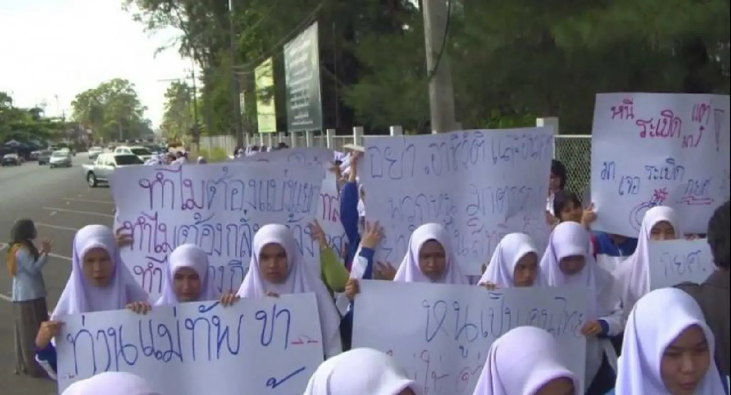 Muslim students demand answers over loans Muslim students demand answers over loans