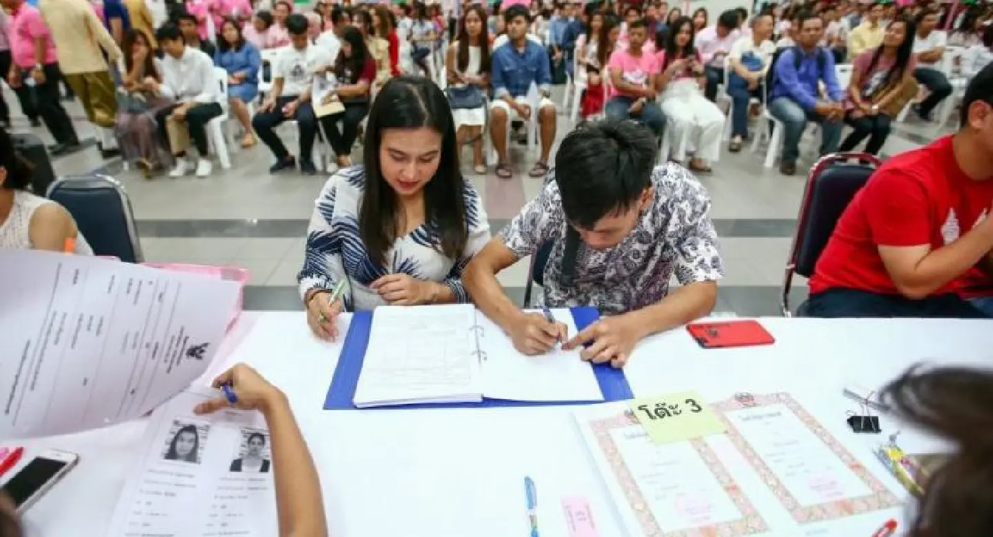 ‘District of love’ swamped with couples ‘District of love’ swamped with couples
