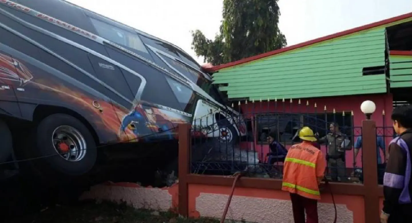 19 injured after bus crashes into Sa Kaew house