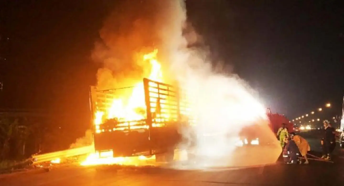 Truck carrying goods damaged by fire on Korat road Truck carrying goods damaged by fire on Korat road