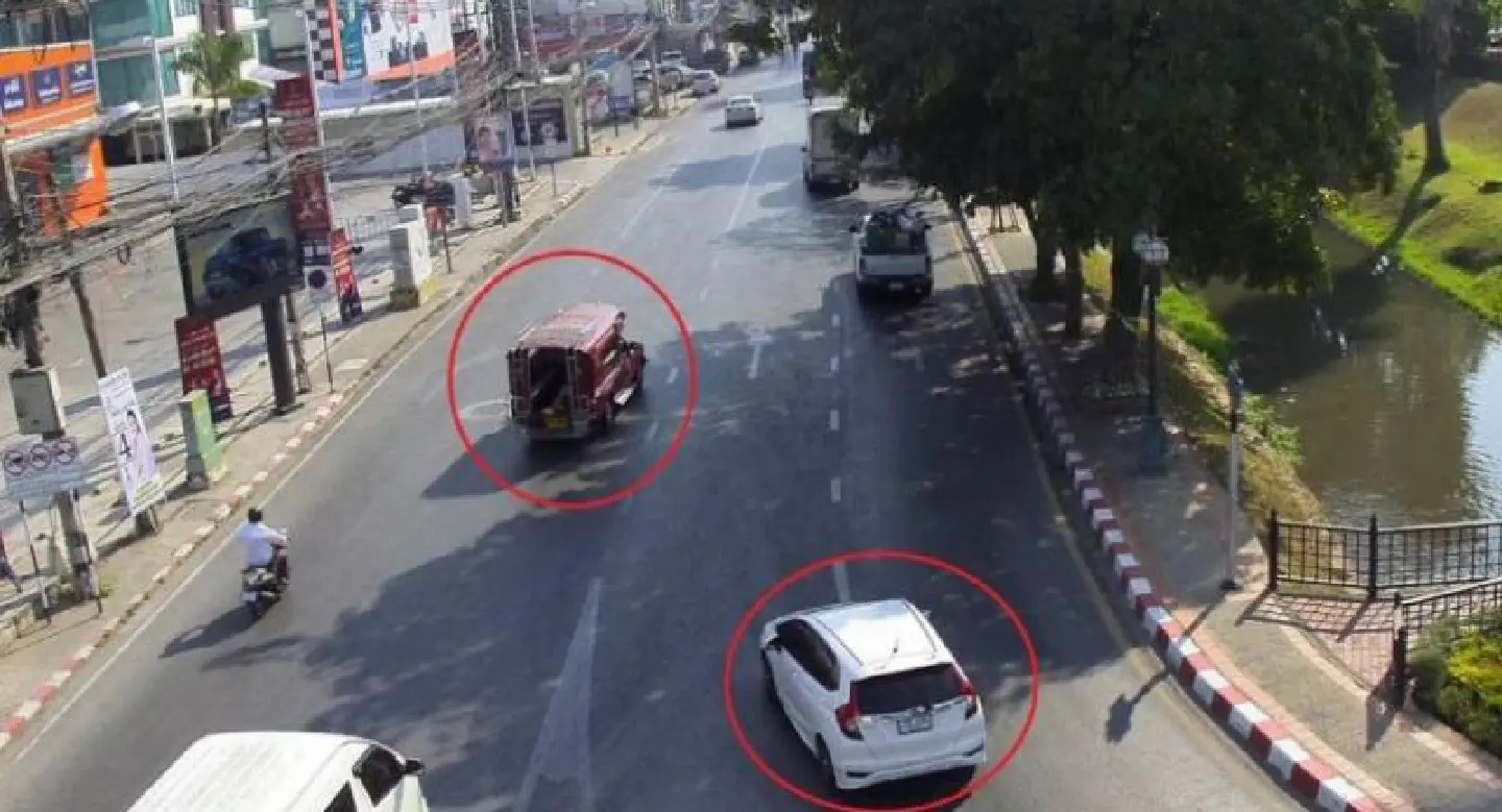 Sword-wielding song thaew driver gets slap on the wrist Sword-wielding song thaew driver gets slap on the wrist