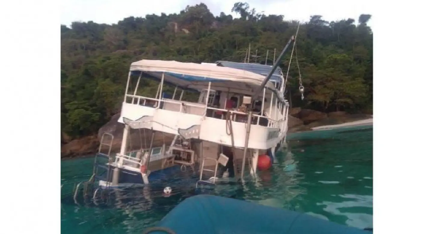 All 11 on board rescued after dive boat hits rocks off Similans All 11 on board rescued after dive boat hits rocks off Similans