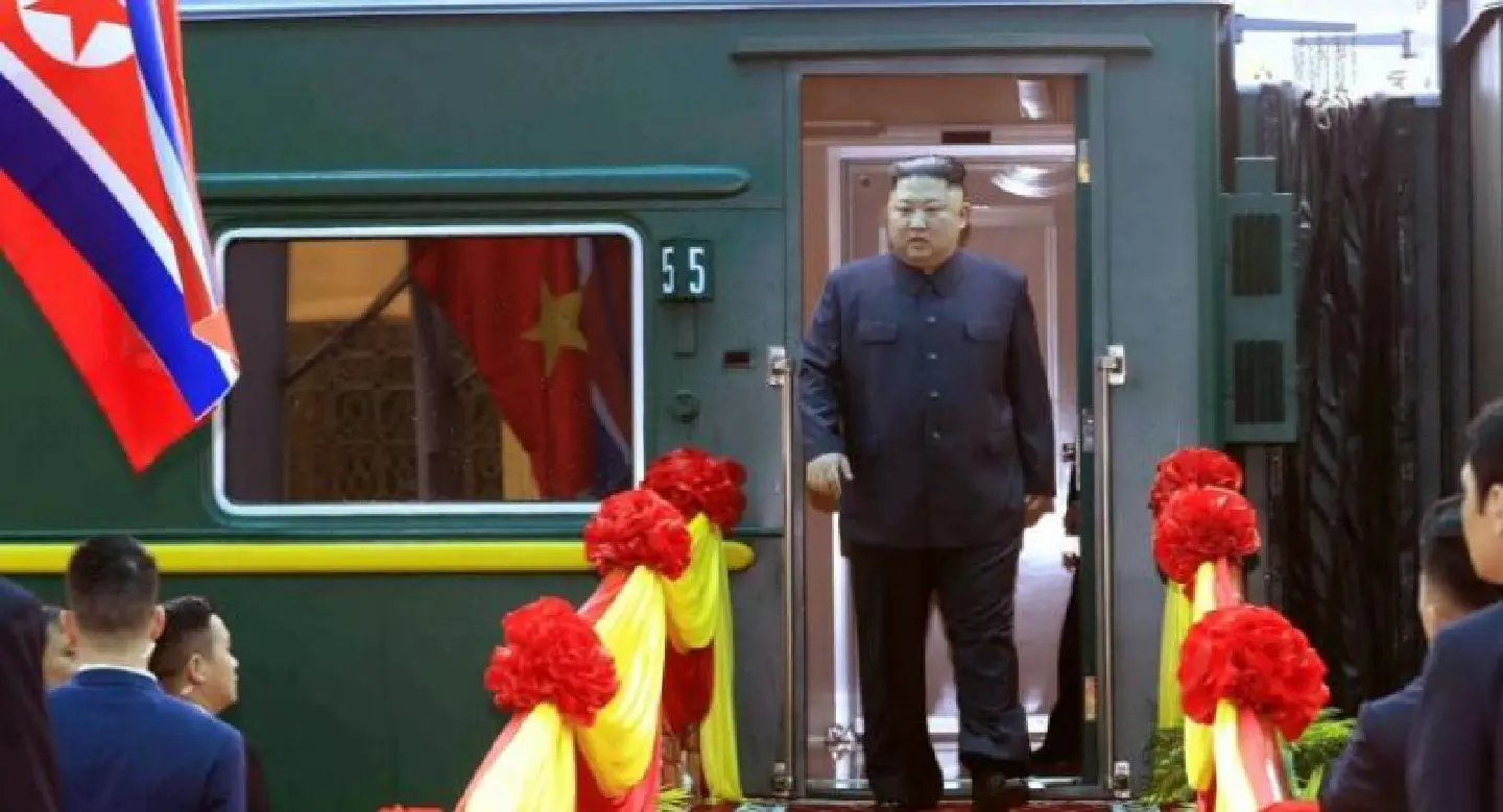 Good morning Vietnam! Grinning Kim in colourful station arrival