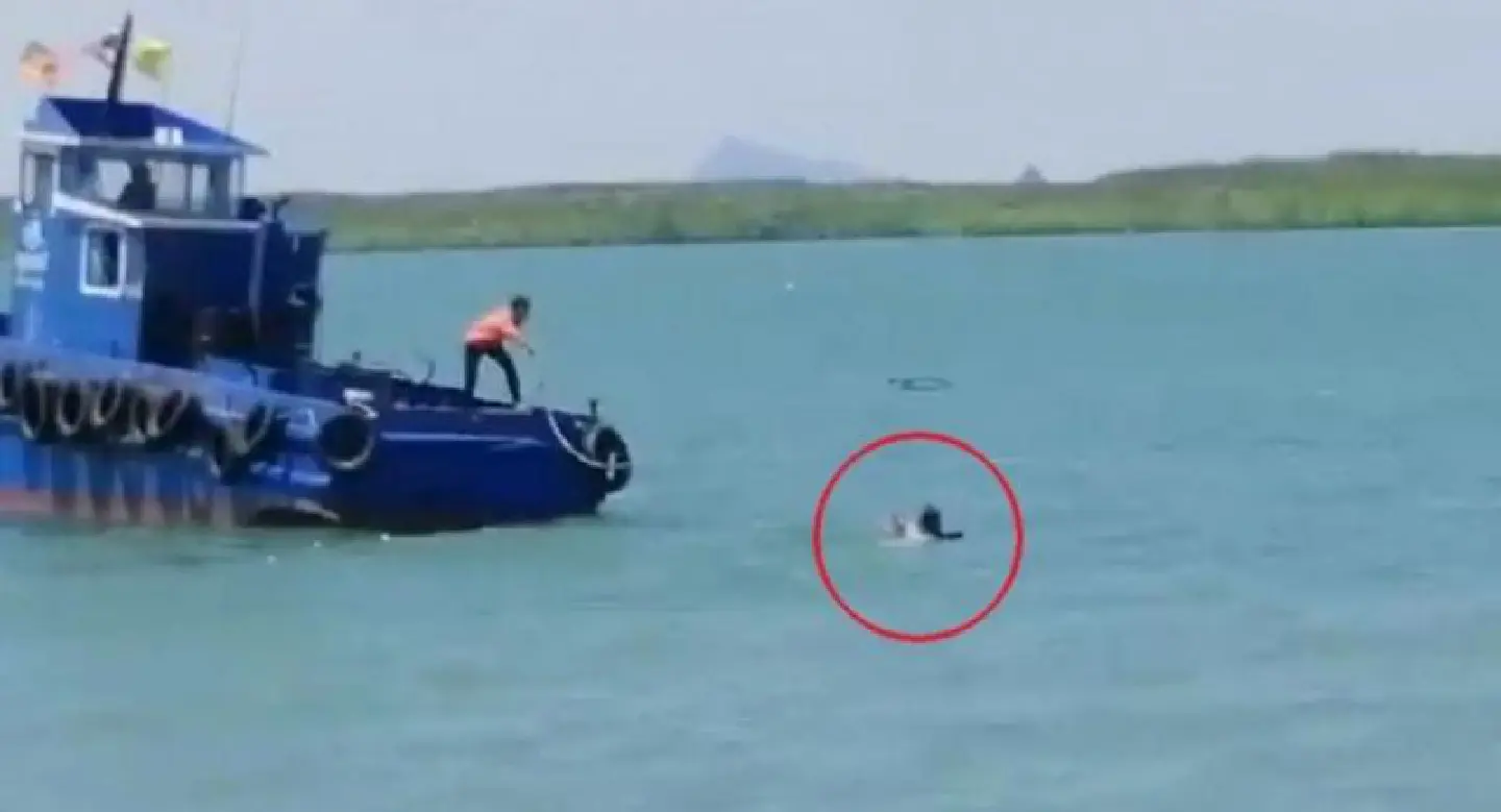 Foreigner ends up swimming after Lanta ferry