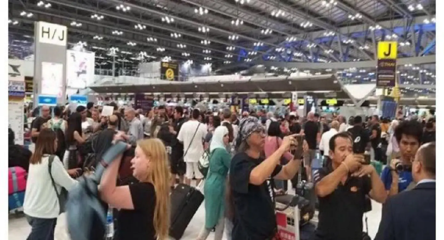 Thousands of passengers stranded at Suvarnabhumi Airport over Pakistan emergency Thousands of passengers stranded at Suvarnabhumi Airport over Pakistan emergency